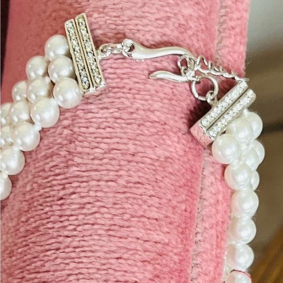 Elegant 3 layer faux off white pearls with crystal marquis sapphire pendant - Picture 13 of 16